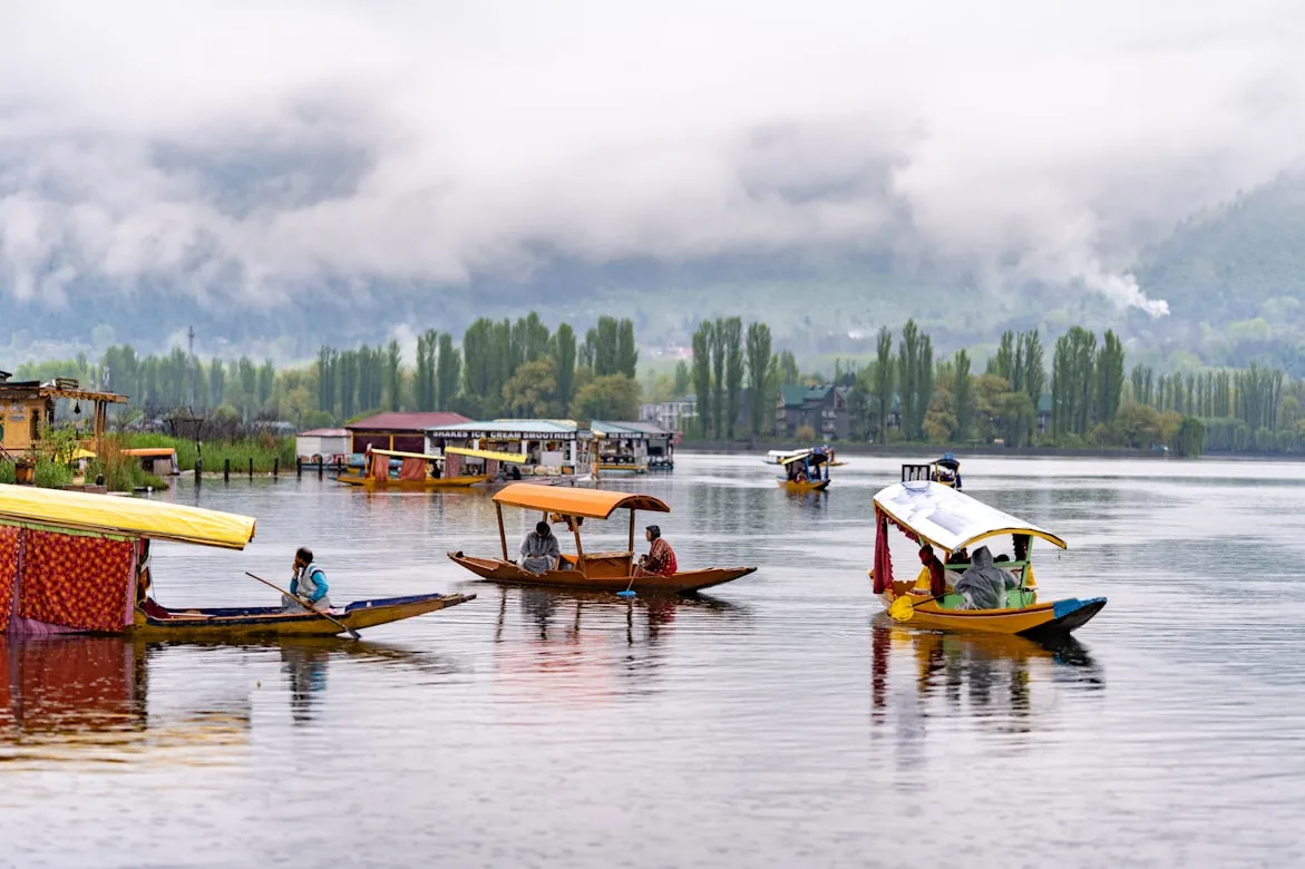 Shikara boats on Dal Lake with Himalayan peaks — Kashmir tour package